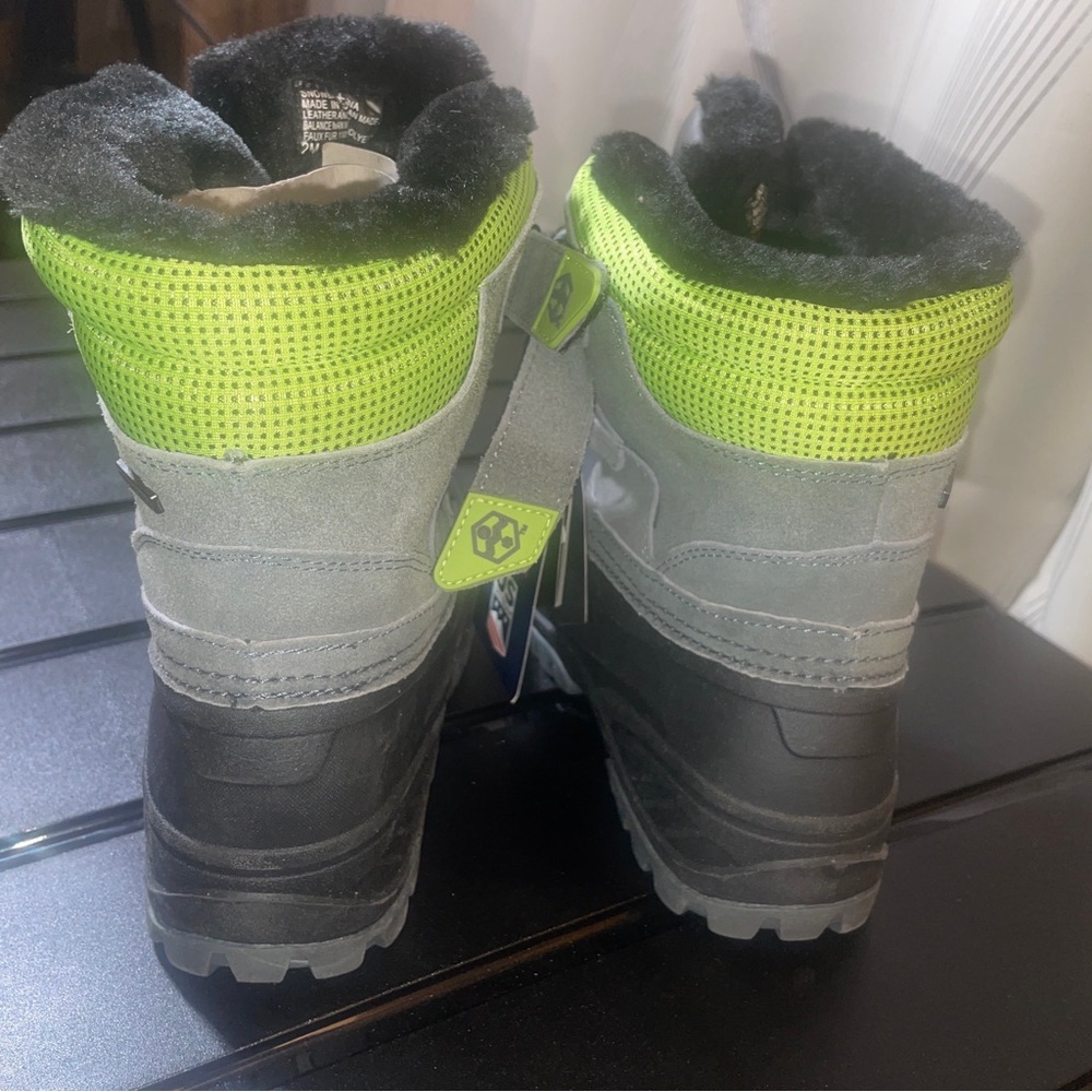 Size 2M Khombu snow boots for boys.